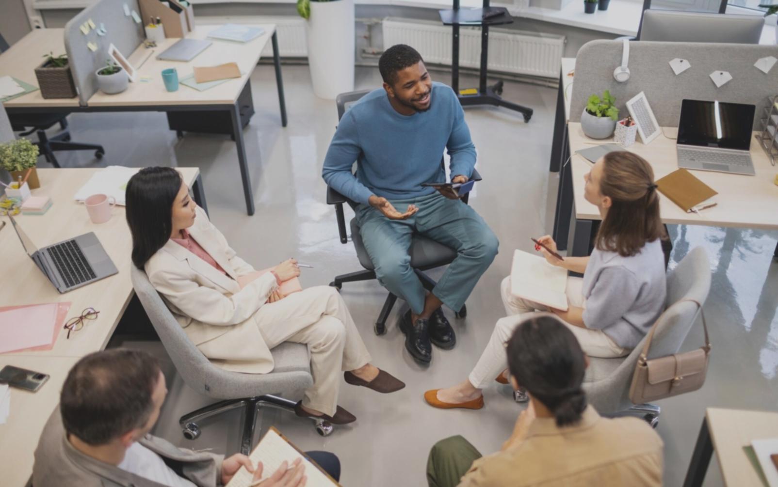 Équipe omareqilux travaillant ensemble sur des solutions budgétaires