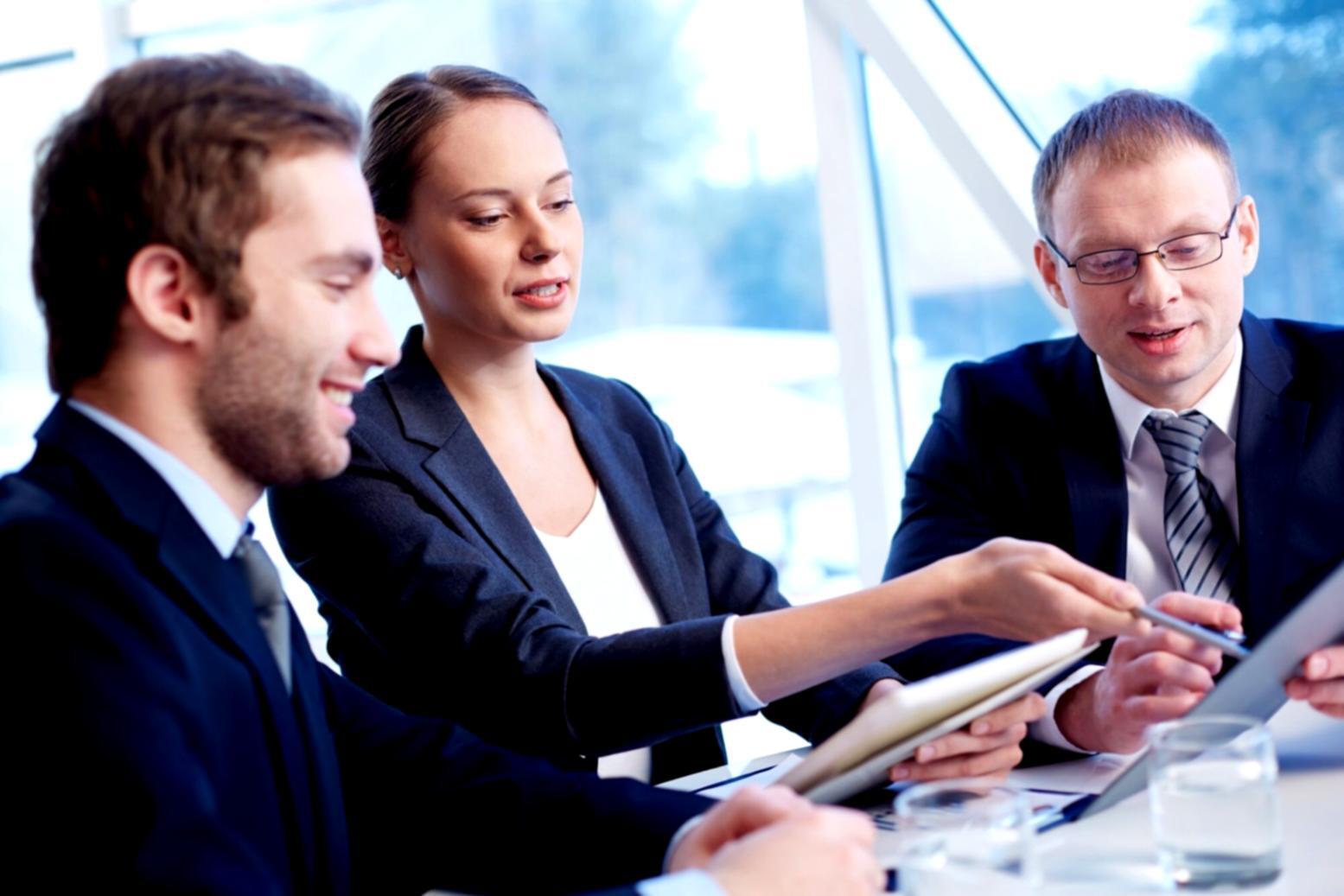 Espace de travail moderne avec outils de planification budgétaire