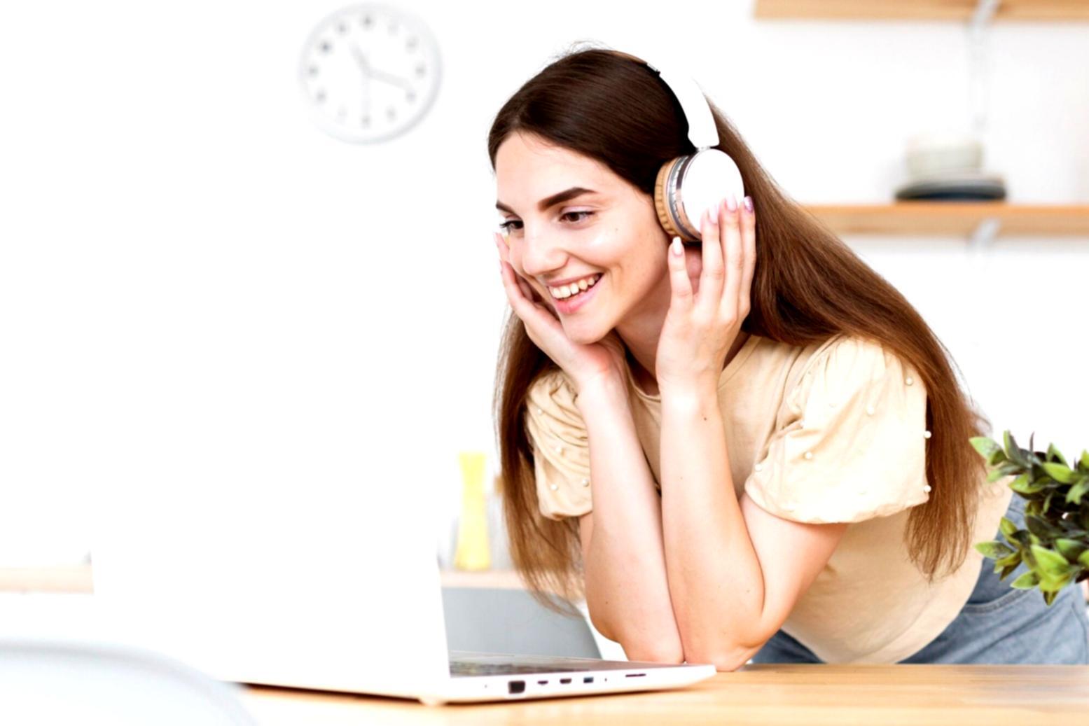 Planification budgétaire avec documents et calculatrice