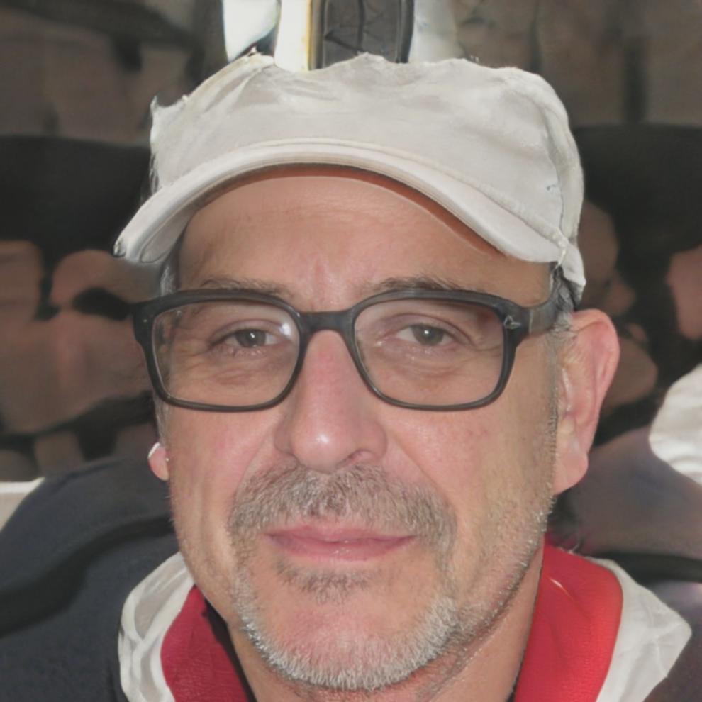 Portrait de Valentin Deshayes, analyste en gestion budgétaire personnelle